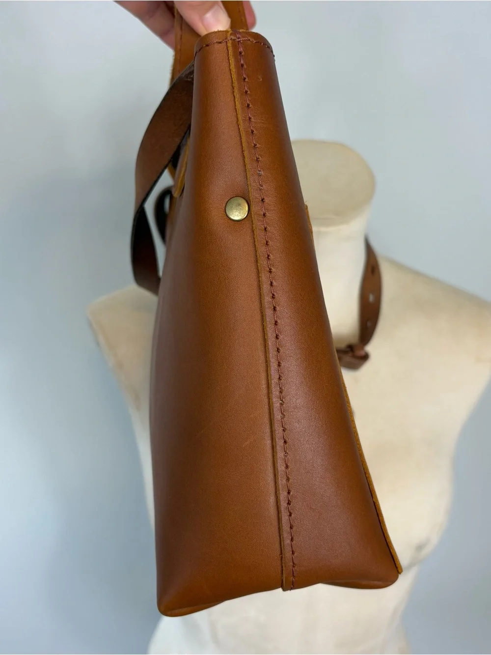 Portland Leather Medium Zip Crossbody Tote in Honey - Picture 6 of 11